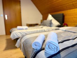 zwei Betten mit Handtüchern drauf in der Unterkunft Haus noe in Kehl am Rhein + 7 Fotos