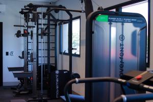 una palestra con due tapis roulant e tapis roulant di IBIS PRIMAVERA DO LESTE a Primavera do Leste