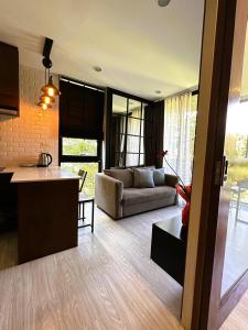 een keuken en een woonkamer met een bank bij Modern Condo in Nimman 501 in Chiang Mai