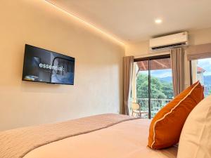 une chambre avec un lit avec une télévision à écran plat au mur dans l'établissement Little Stay Bophut - Samui, à Ko Samui