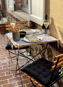 een tafel met een schaal fruit en wijnglazen bij La Parenthèse Champenoise in Épernay