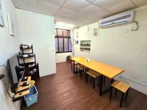 a dining room with a table and chairs in a room at 想來就來-台南包棟民宿-電動麻將ktv可寵物 in Tainan