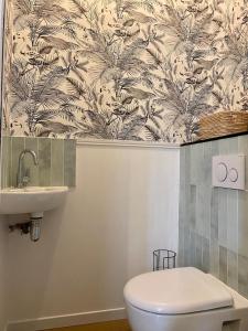 een badkamer met toilet en wastafel bij La Parenthèse Champenoise in Épernay