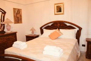 ein Schlafzimmer mit einem Bett mit Handtüchern darauf in der Unterkunft Villa Rosanna's Haven-Relax a pochi minuti da Monopoli in Antonelli