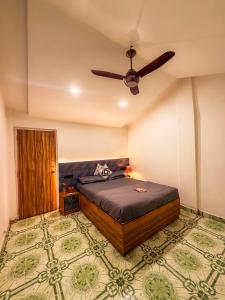 ein Schlafzimmer mit Bett und Deckenventilator in der Unterkunft Traverse Homes Palolem in Canacona