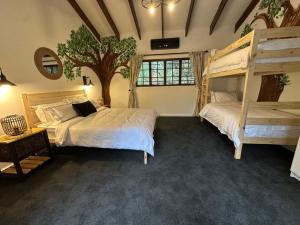 En eller flere senge i et værelse på The House On Straight Avenue + 41 billeder