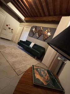 TV a/nebo společenská místnost v ubytování Superhost Lucca Casa Galli 77 Two Bedrooms Two Bathrooms