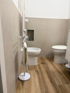 ein Badezimmer mit Toilette und Waschbecken in der Unterkunft Gianduia in Turin