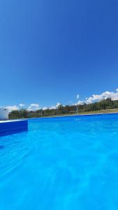 een groot zwembad met blauw water bij Lucero de Brochero in Villa Cura Brochero