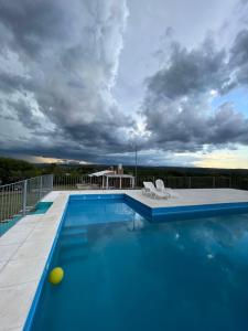 een zwembad op een balkon met een bewolkte hemel bij Lucero de Brochero in Villa Cura Brochero