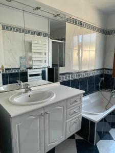 Koupelna v ubytování Villa d'architecte 4 chambres 9 Personnes Proche Disney Paris