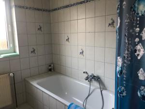 Phòng tắm tại Exclusive Ferienwohnung nähe Bad Nenndorf Schaumburg