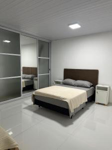 una camera da letto con un letto in una stanza di Raices del Parana a Puerto Rico