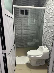 un piccolo bagno con wc e doccia di Raices del Parana a Puerto Rico