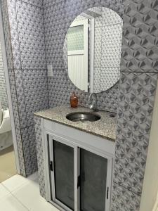 un bagno con lavandino e specchio di Raices del Parana a Puerto Rico