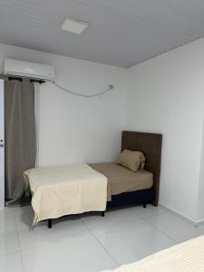 una camera bianca con 2 letti di Raices del Parana a Puerto Rico