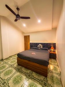 ein Schlafzimmer mit Bett und Deckenventilator in der Unterkunft Traverse Homes Palolem in Canacona