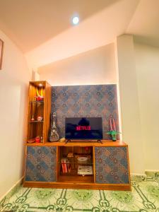 ein Fernseher auf einem Regal in einem Zimmer in der Unterkunft Traverse Homes Palolem in Canacona