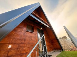 een huis met een groot raam aan de zijkant bij Vikendica Vista in Vrdnik