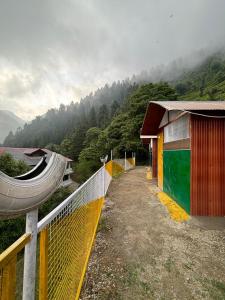 En generel udsigt til bjerge eller udsigt til bjerge taget fra luksusteltet