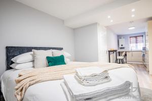 En eller flere senge i et værelse på Guest Stays - Bridge Street Studio 2