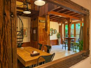 ein Esszimmer mit einem Holztisch und Stühlen in der Unterkunft Gili Treehouse in Gili Trawangan