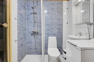 a bathroom with a shower with a toilet and a sink at Pyhäkoti B - 30 Meters From the Slopes in Pyhätunturi