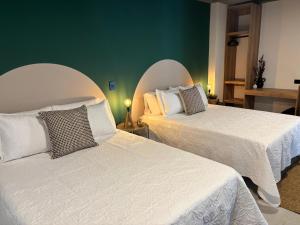 two beds sitting next to each other in a room at Moore 45 Tu Espacio Comodo en Medellín in Medellín