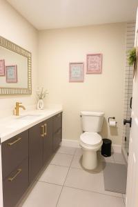 een badkamer met toilet en wastafel bij Paradiso Shores in Miami