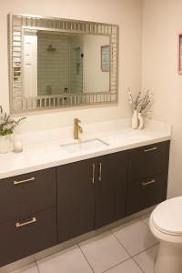 een badkamer met een wastafel en een spiegel bij Paradiso Shores in Miami