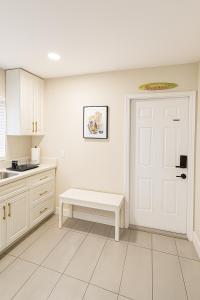 een keuken met een witte deur en een bankje bij Paradiso Shores in Miami