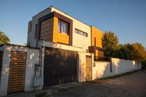 een gebouw met een garagedeur en een gebouw bij Villa with Pool Bragadiru in Bragadiru