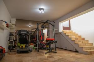 een garage met een fitnessruimte, inclusief trap en apparatuur bij Villa with Pool Bragadiru in Bragadiru +9 foto's