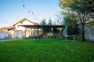 een tuin met een stoel in het gras bij Villa with Pool Bragadiru in Bragadiru