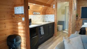 Kuchyň nebo kuchyňský kout v ubytování The Firs Country Park