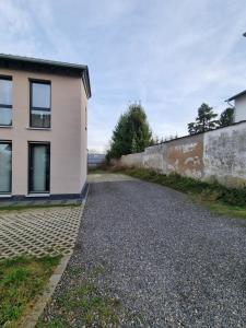 an empty road in front of a building at Ferienwohnung Euchen 2 in Würselen
