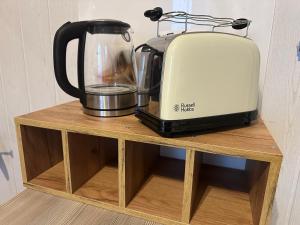 a toaster and a blender sitting on a wooden stand at Optimus Mechernich in Mechernich