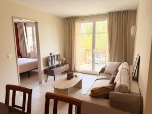 een woonkamer met een bank en een tafel bij Le Clos de Beaune in Levernois