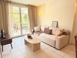 een woonkamer met een bank en een salontafel bij Le Clos de Beaune in Levernois