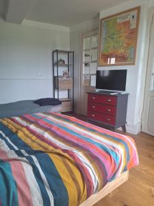 Giường trong phòng chung tại Chambre avec vue sur remparts +2 ảnh