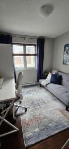 En eller flere senge i et værelse på Boho Retreat 3BD Condo Close to Ottawa