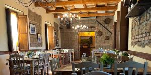 un ristorante con tavoli e sedie e un lampadario di Agriturismo Rio Coverino a Borghetto