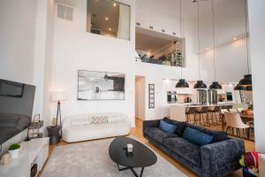 een woonkamer met een bank en een tafel bij 403 - Luxury Condo - Incredible View & Pool in Baie-Saint-Paul
