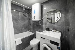 Ένα μπάνιο στο Комфортні апартаменти MYFREEDOM поруч із парком Сирецький гай ПОДІЛ