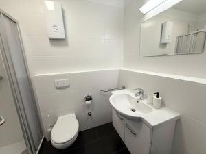 Et badeværelse på GM Rooms in Laatzen bei Hannover + 18 billeder