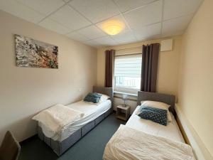 En eller flere senge i et værelse på GM Rooms in Laatzen bei Hannover