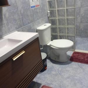 een badkamer met toilet en wastafel bij Casa Valen com 2 quartos in Rio de Janeiro