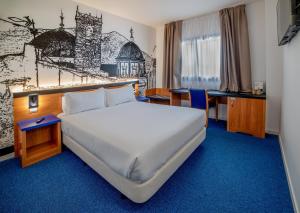 een hotelkamer met een bed en een bureau bij Hotel Sercotel Plana Onda in Onda