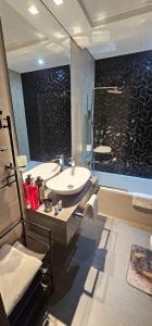 Koupelna v ubytování Luxury Studio Apartment By DownTown