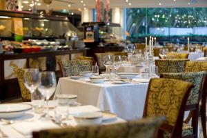 Un restaurante o sitio para comer en Palazzo Versace